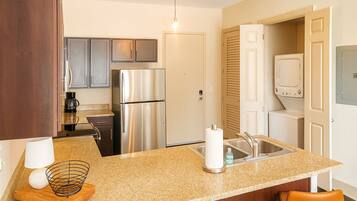 Frigorifero, microonde, forno, piano cottura