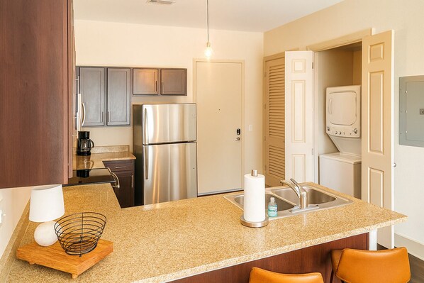 Kylskåp, mikrovågsugn, ugn och spishäll