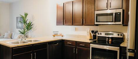 Een koelkast, een microgolfoven, een oven, een kookplaat