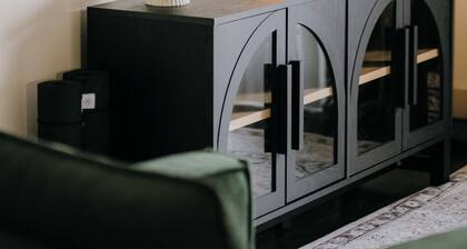 Cozy Downtown 1BR | King Bed Escape