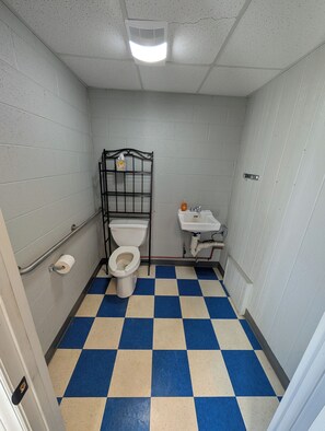 Unclassified image, 5 of 7, button - Cozy studio in soothing Roaring River with refreshing AC (Roaring River)