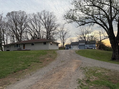 Cozy studio in soothing Roaring River with refreshing AC