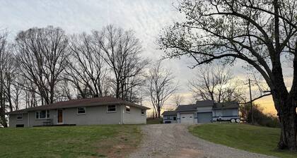 Cozy studio in soothing Roaring River with refreshing AC