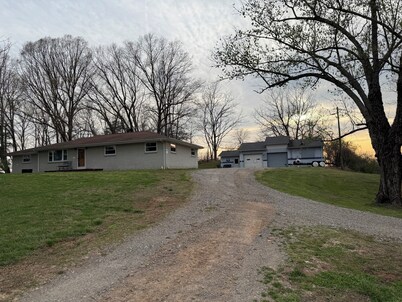 Cozy studio in soothing Roaring River with refreshing AC