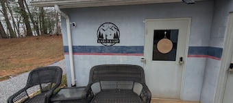 Cozy studio in soothing Roaring River with refreshing AC