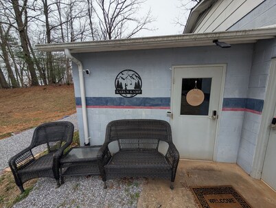 Cozy studio in soothing Roaring River with refreshing AC