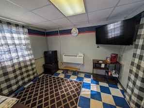 Unclassified image, 2 of 7, button - Cozy studio in soothing Roaring River with refreshing AC (Roaring River)