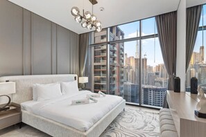 Desk, iron/ironing board, travel cot, WiFi - Artistic 2Bedroom with Skyline Khalifa View (Business Bay)