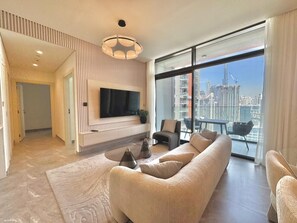 TV - Artistic 2Bedroom with Skyline Khalifa View (Business Bay)
