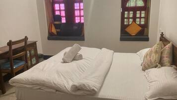 Escritorio, sistema de insonorización y wifi gratis