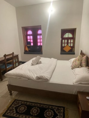 Standaard tweepersoonskamer, uitzicht op de stad | Een bureau, geluiddichte muren, gratis wifi