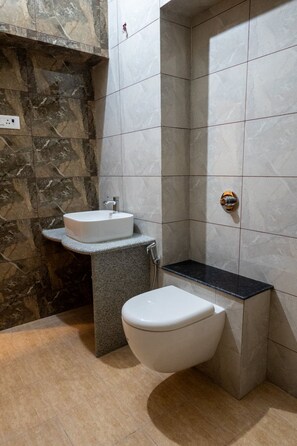 Deluxe-herbergi með tvíbreiðu rúmi | Baðherbergi | Sturta, snyrtivörur án endurgjalds, handklæði, sápa