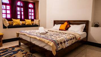 Escritorio, sistema de insonorización y wifi gratis