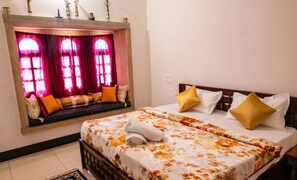 Deluxe-herbergi með tvíbreiðu rúmi | Skrifborð, hljóðeinangrun, ókeypis þráðlaus nettenging