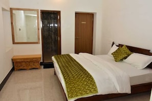 Standaard tweepersoonskamer, uitzicht op de stad | Een bureau, geluiddichte muren, gratis wifi