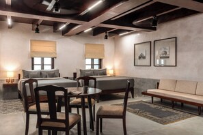 ميني بار وخزنة داخل الغرفة وستائر تعتيم ومكواة/لوح كي