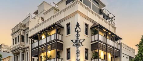 Vista frontal de la propiedad