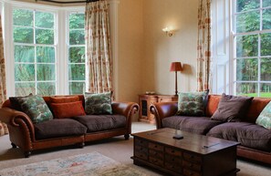 TV, fireplace - Welcome to Hillside House! An 18th-century Country House set within approximately 14 acres of privat (Dunfermline)