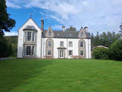  Hillside House , 18th century secluded country house with hot tub & gardens.