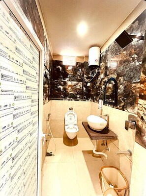 Quarto casal superior | Banheiro | Chuveiro, produtos de toalete grátis