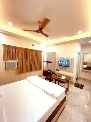 Quarto casal superior | Escrivaninha, Wi-Fi de cortesia