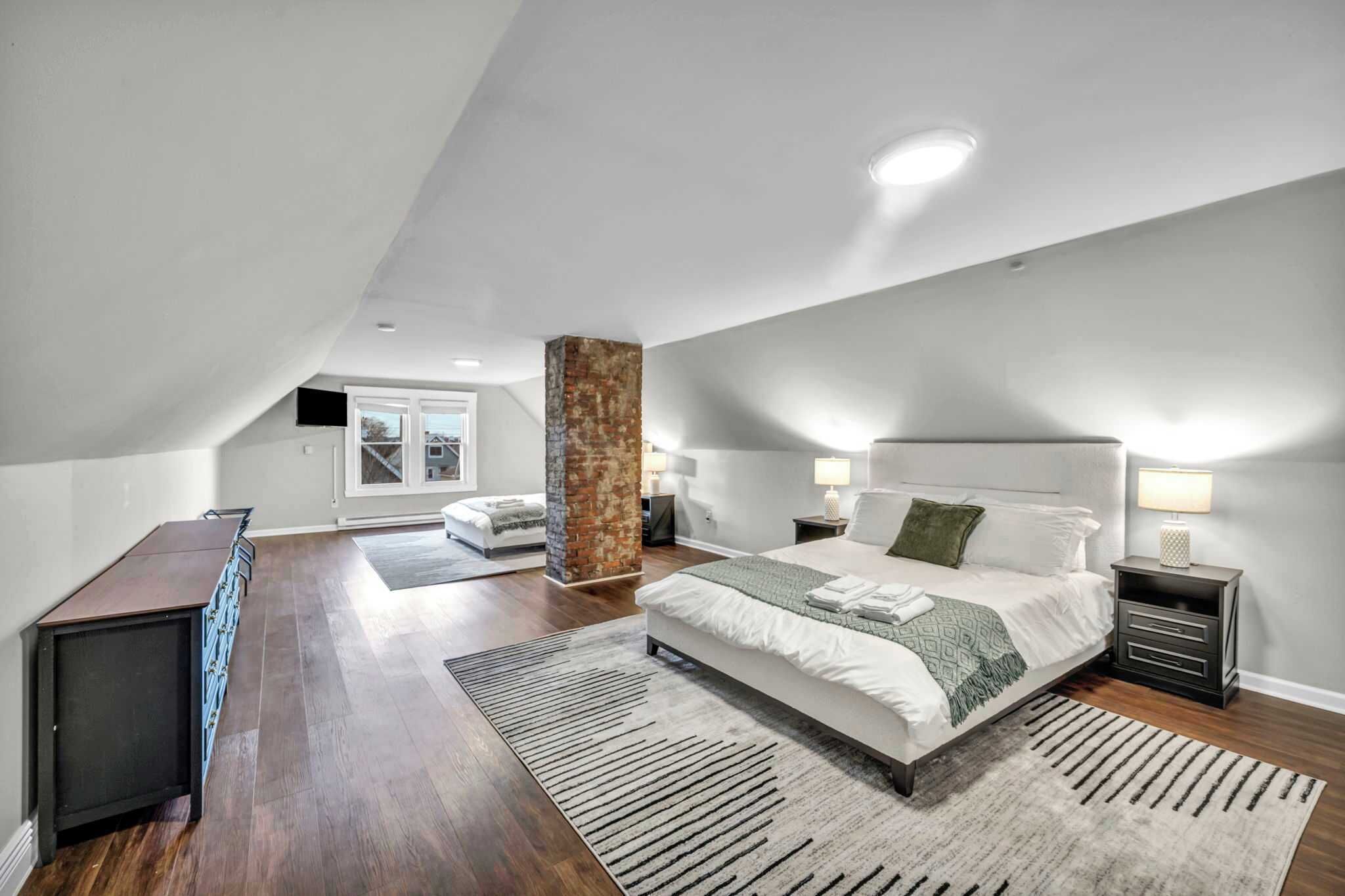 3 habitaciones, escritorio y tabla de planchar con plancha 