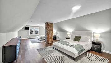 3 habitaciones, escritorio y tabla de planchar con plancha