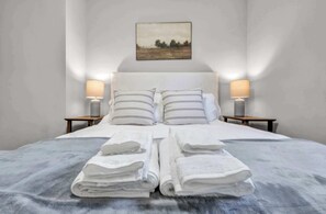 3 soverom, skrivebord, strykejern/-brett og reiseseng for barn