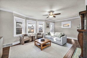 TV - Modern Cleveland Getaway | Near Edgewater Park (Cleveland)