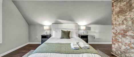 3 bedrooms, desk, iron/ironing board, travel cot