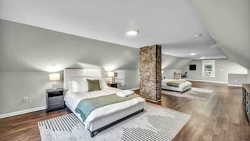 3 bedrooms, iron/ironing board, travel crib, bed sheets