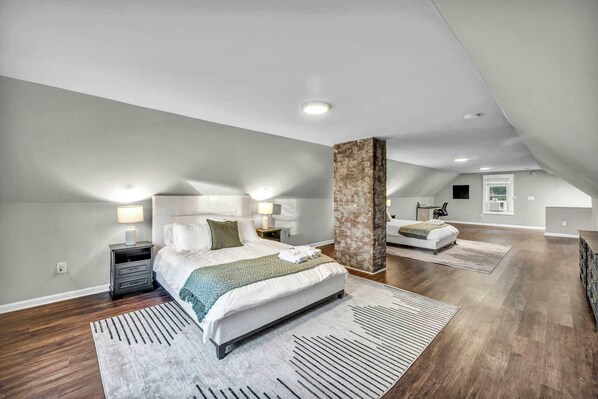 3 多间卧室、熨斗/�熨衣板、旅行婴儿床、床单