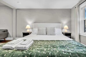 3 bedrooms, iron/ironing board, travel cot, bed sheets - Modern Cleveland Getaway | Near Edgewater Park (Cleveland)