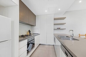 Kühlschrank, Mikrowelle, Ofen, Herdplatte