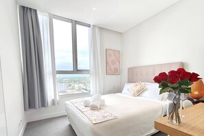 2 bedrooms, desk, iron/ironing board, WiFi - Great view apt in heart of green square(city) (Zetland)