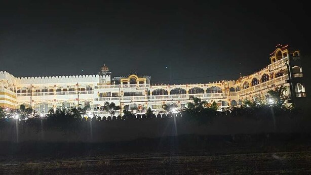 Un edificio grande e iluminado con múltiples cúpulas y arcos, probablemente un hito histórico o cultural.