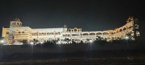 Un edificio grande e iluminado con múltiples cúpulas y arcos, probablemente un hito histórico o cultural.