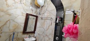 Shower, free toiletries, towels, soap - Hotel Karishma Palace Badnawar (Badnawar)