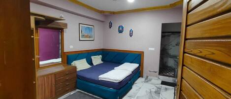 Deluxe Apartment, Air conditioning | Desk, laptop workspace, rollaway beds, free WiFi