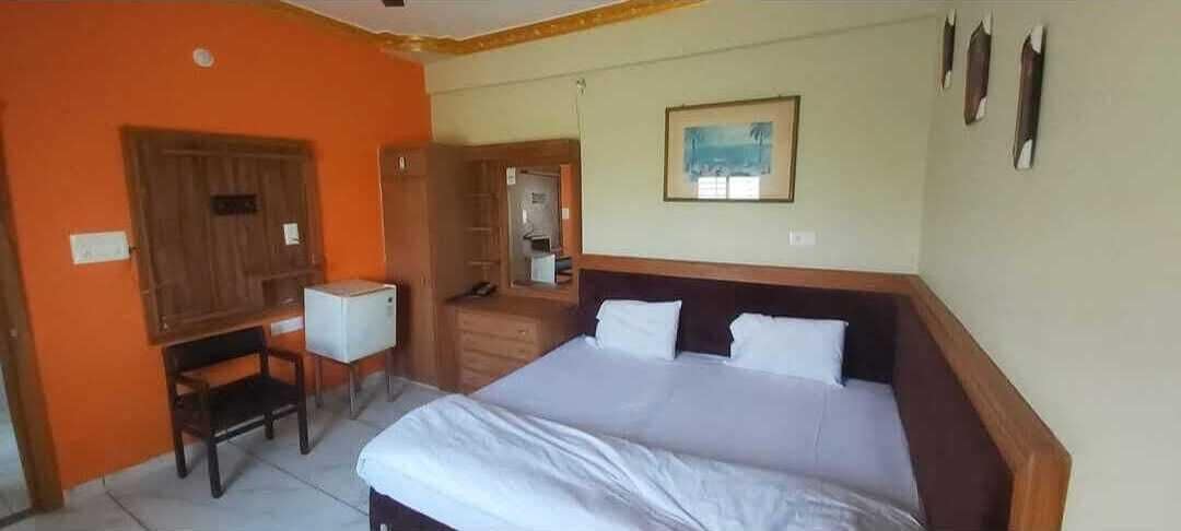 Desk, laptop workspace, rollaway beds, free WiFi