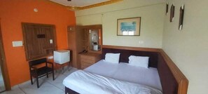 Desk, laptop workspace, rollaway beds, free WiFi - Hotel Karishma Palace Badnawar (Badnawar)
