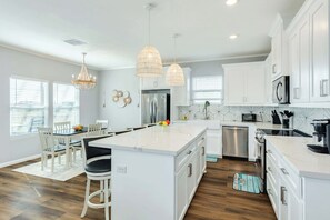 Fridge, microwave, oven, stovetop - Lake2Sea - Spacious Retreat, Gulf & Waterway View! (Surfside Beach)