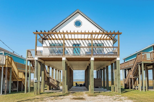 Lake2Sea - Spacious Retreat, Gulf & Waterway View!