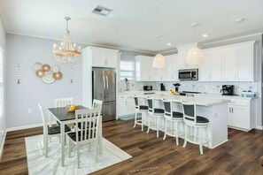 Dining - Lake2Sea - Spacious Retreat, Gulf & Waterway View! (Surfside Beach)
