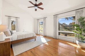 5 Schlafzimmer, Schreibtisch, Bügeleisen/Bügelbrett, Reisekinderbett