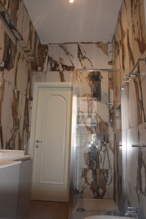 Shower, hair dryer, bidet, towels - Apartment Near Vatican and Gemelli (Roma)