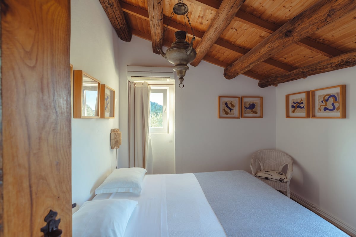 Family Apartment, Mountain View | Cribs/infant beds, free WiFi, bed sheets