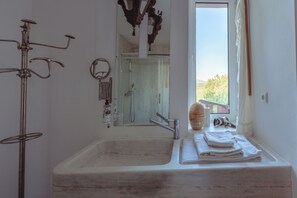 Superior suite, balkon, uitzicht op bergen | Gratis wifi