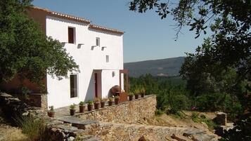 Cots/infant beds, free WiFi, bed sheets