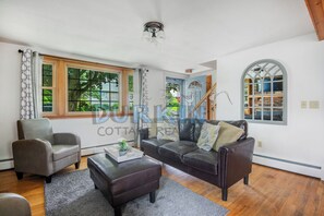 Interior - Easy drive to Scarborough Beach. Located in Briggs Farm (Narragansett)